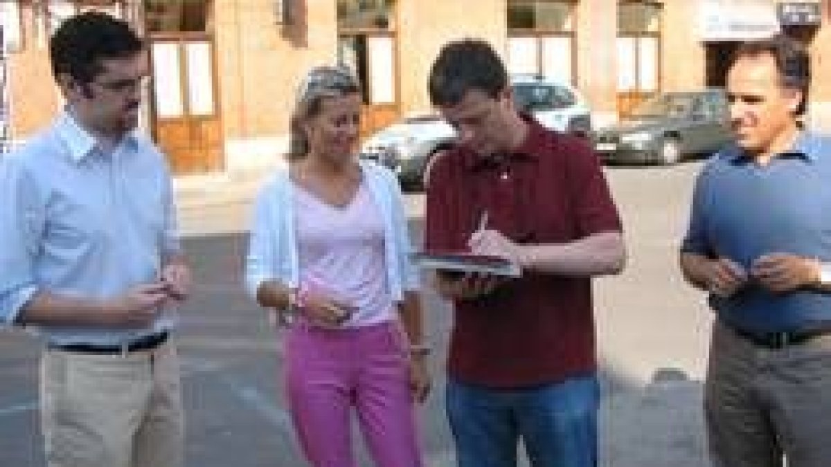 Los representantes de la empresa y Ana Suárez firman el replanteo de las obras ante Perandones