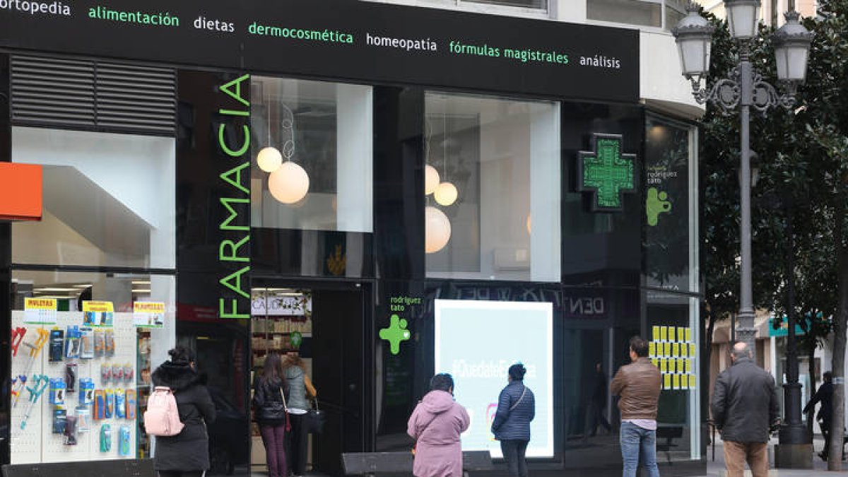Varias personas esperan su turno en una farmacia del centro de Ponferrada. LUIS DE LA MATA