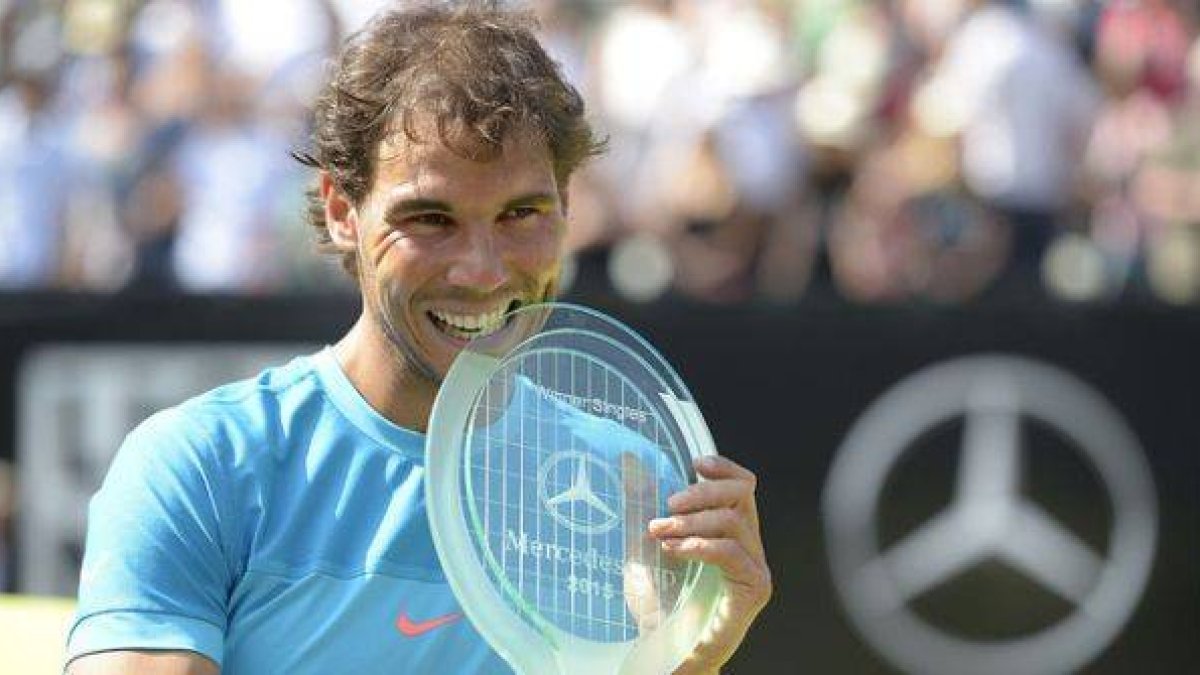 Rafael Nadal, con el trofeo que lo acredita como ganador del torneo sobre hierba de Stuttgart.
