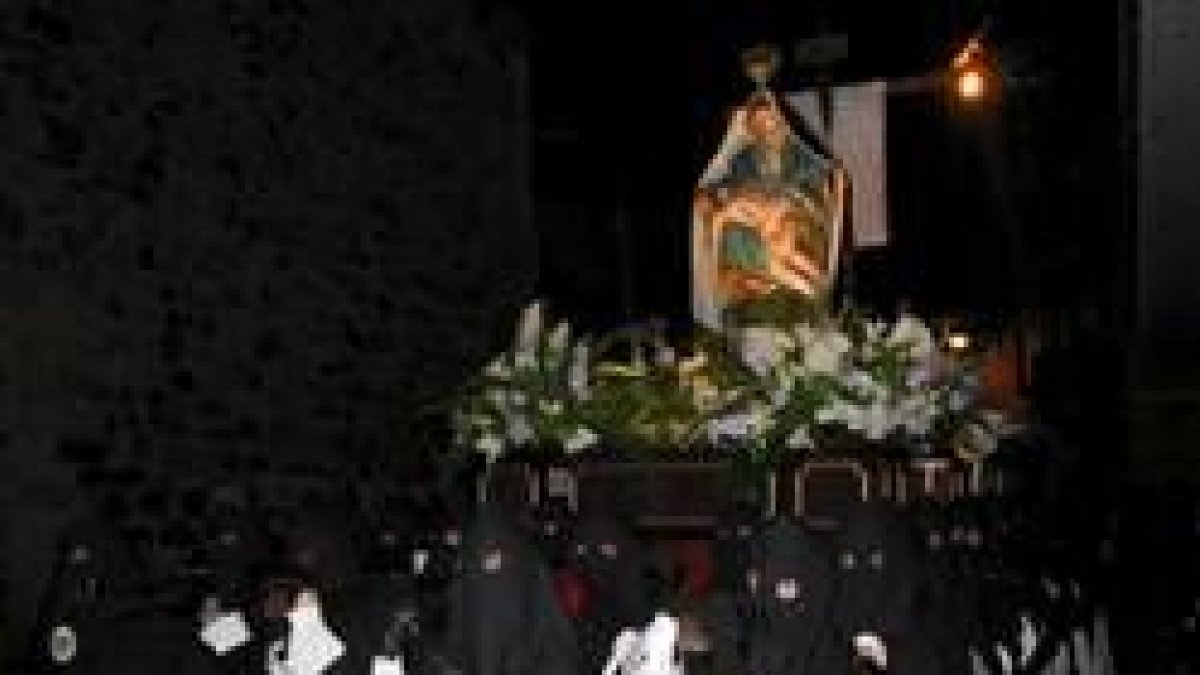 La Virgen de la Piedad desfila junto al santuario de Fátima