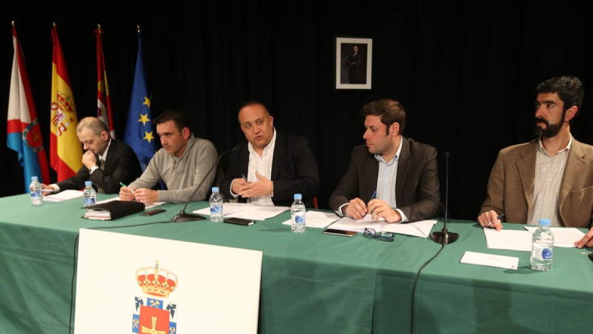 El presidente del Consejo, ayer en el pleno flanqueado por su portavoz y vicepresidente. L. DE LA MATA