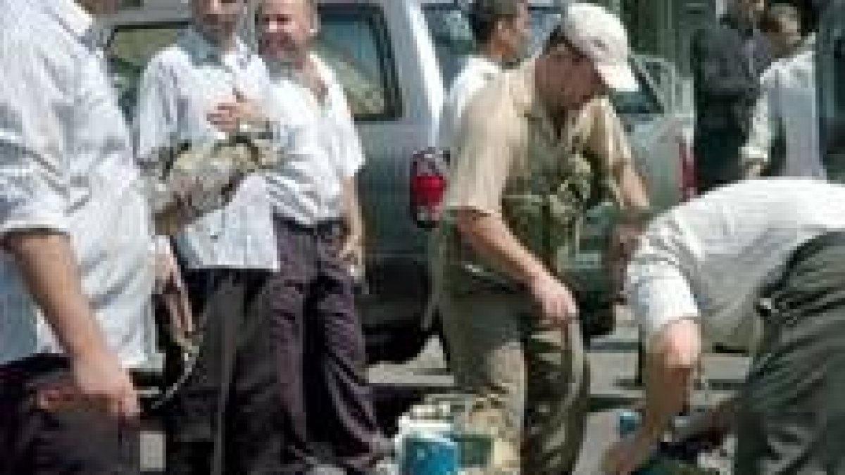 Oficiales sirios desactivan los explosivos que estaban en un vehículo aparcado frente a la embajada
