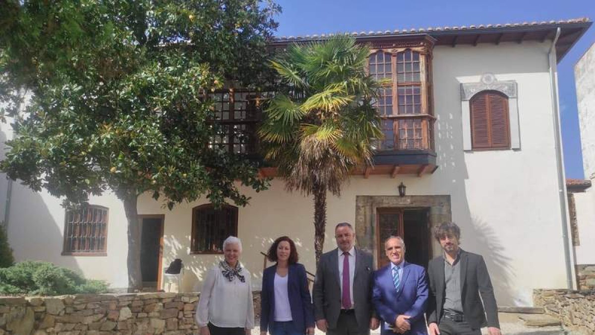 Un momento de la inauguración ante la fachada de la Casa Panero, en Astorga. DL
