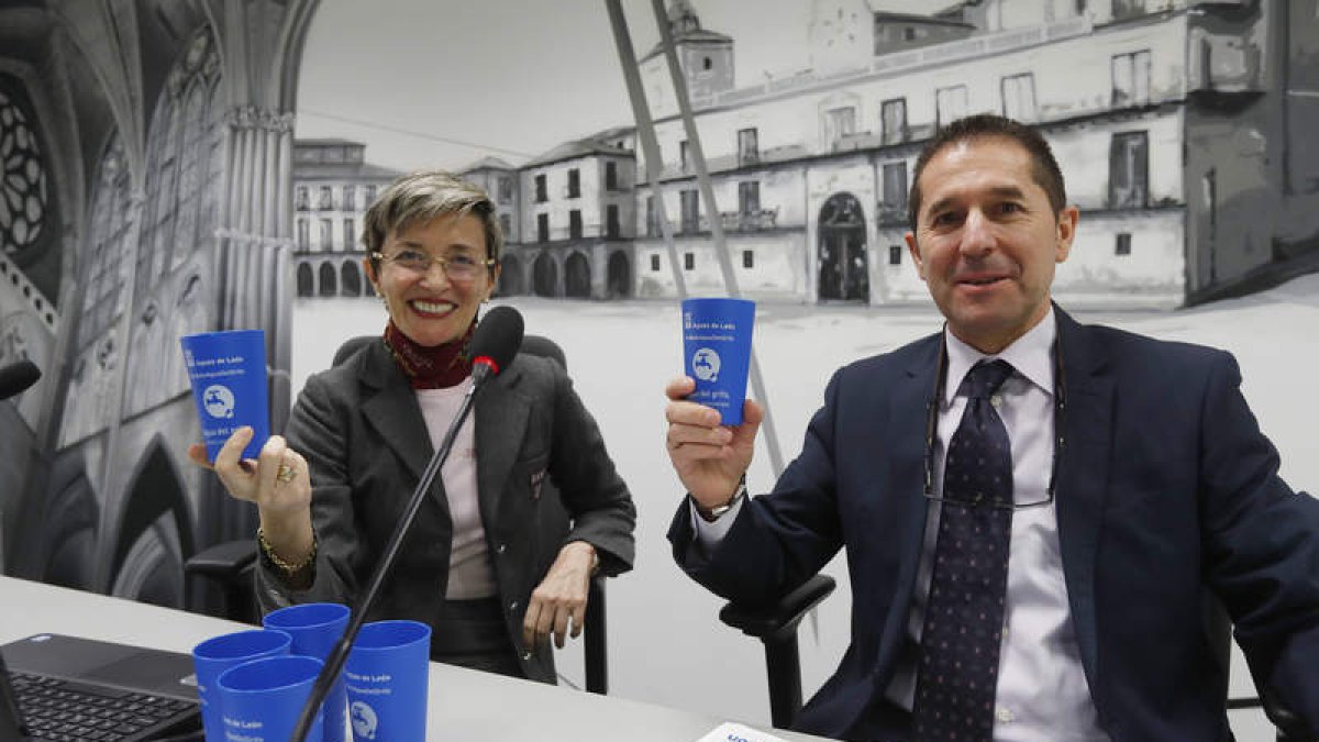 Ana Franco y Manuel Salas con los vasos de regalo. JESÚS F. SALVADORES