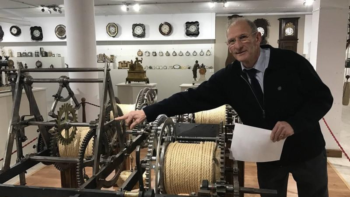 Ramos con una de las piezas del museo. A. VALENCIA