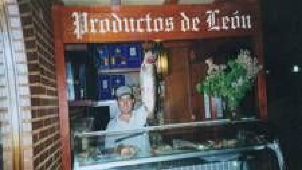José María de la Iglesia posa orgulloso con el producto de su jornada de pesca