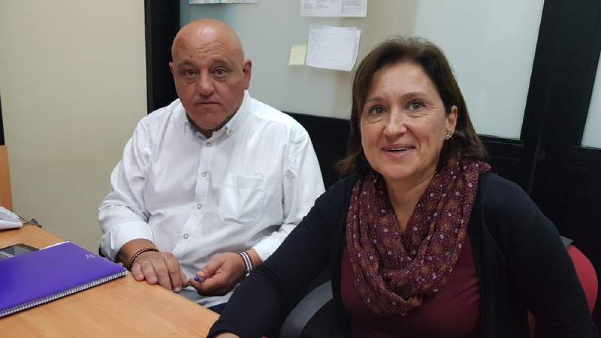 Miguel Ángel Fernández y Agure Bilbao, ayer en el despacho municipal del grupo de PeC. DL