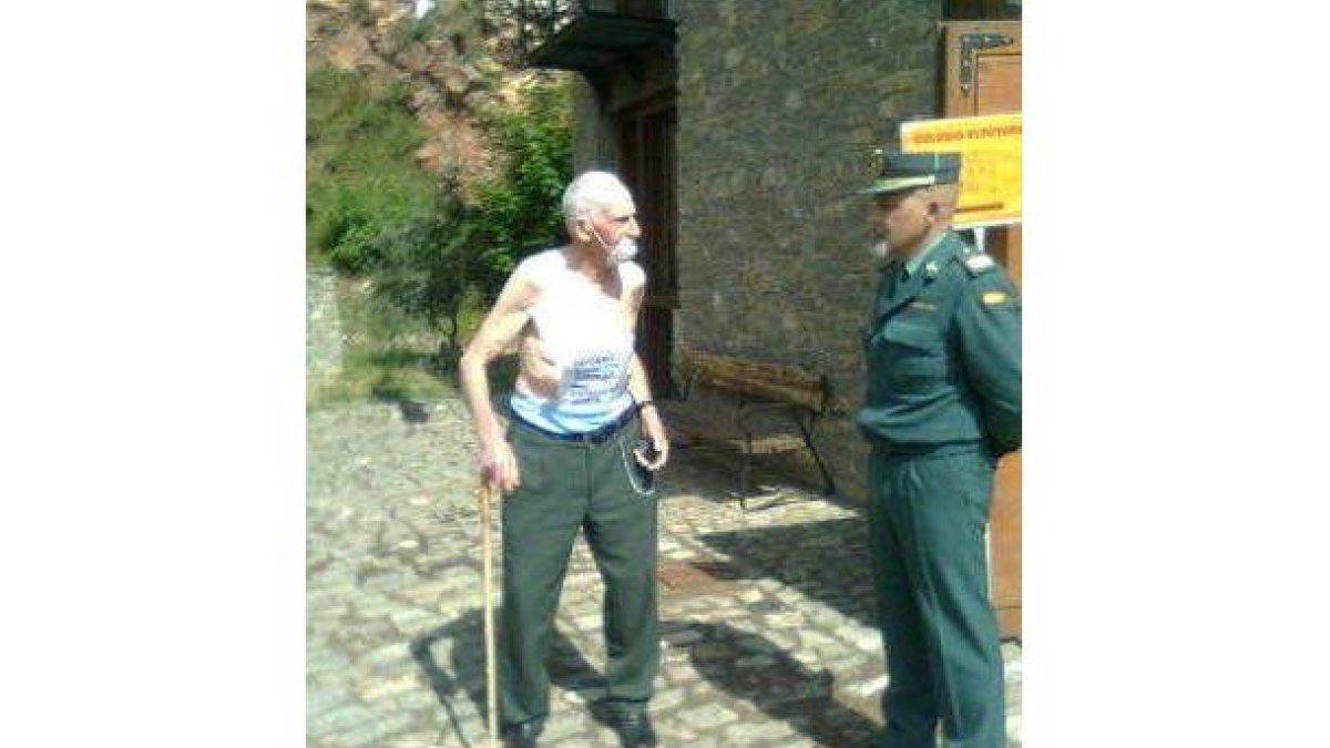 Un vecino de Valdepiélago se descamisó y protestó porque no estaba en el censo, como otros 38.