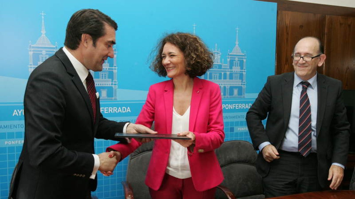 Juan Carlos Suárez-Quiñones y Gloria Fernández Merayo, ayer junto al director de Somacyl, José Manuel Jiménez