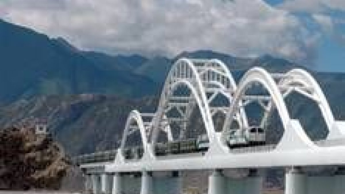 El tren pasa por primera vez por el puente La Sa Te en Lhasa, capital del Tibet