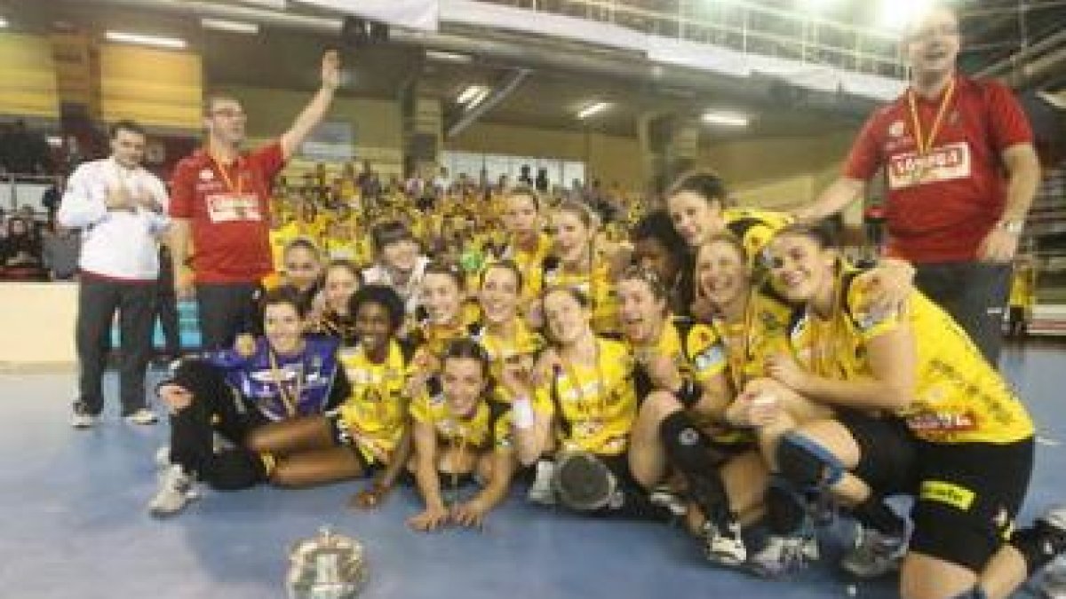 Felices y contentas, las jugadoras del Itxako hicieron buena su condición de favoritas.