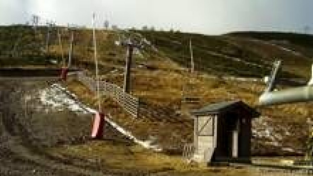La lluvia y las suaves temperaturas han hecho desaparecer la nieve de las pistas