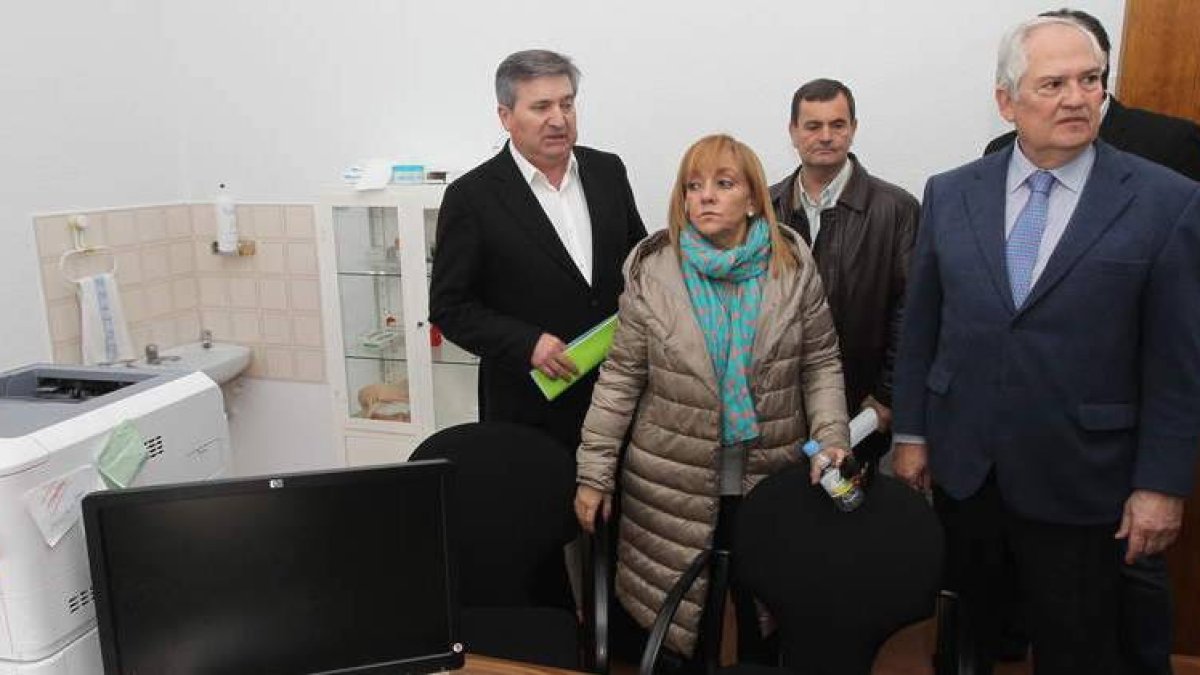 Raúl Valcarce, Isabel Carrasco, José Antonio Velasco y Guillermo García, ayer en el consultorio.