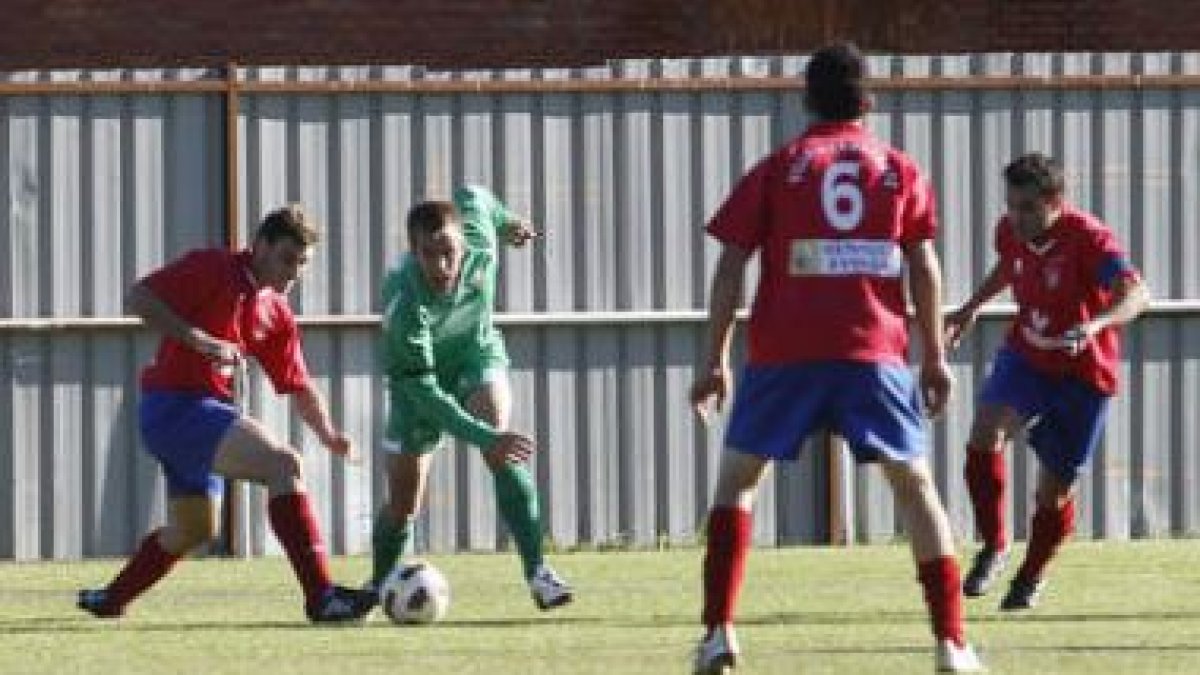Álvaro, de verde, será baja por sanción en el equipo leonés para enfrentarse al líder.