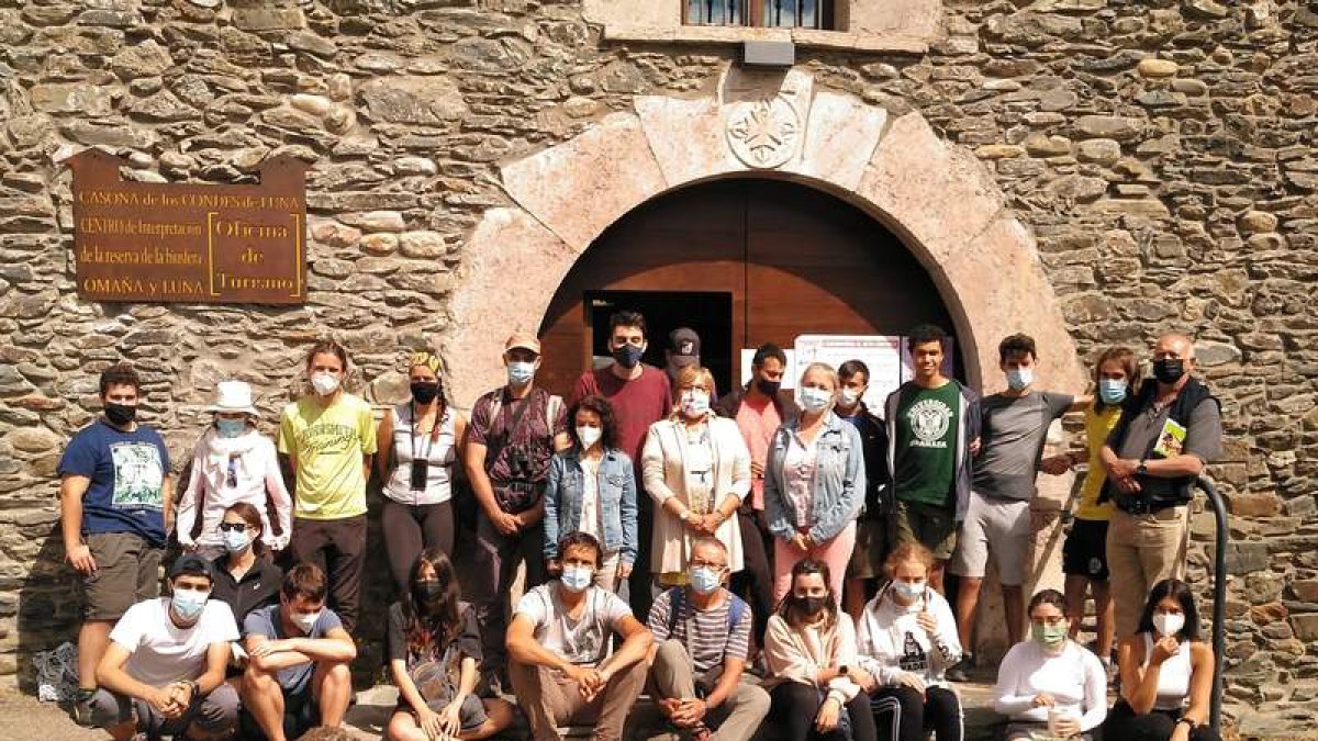 Profesores y participantes en el curso junto a Carmen Mallo en la Casona. DL