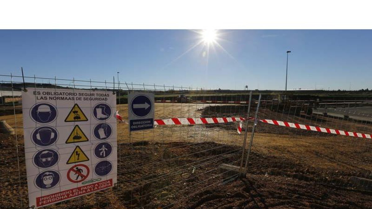 Los accesos al puente han quedado cortados incluso para los peatones.