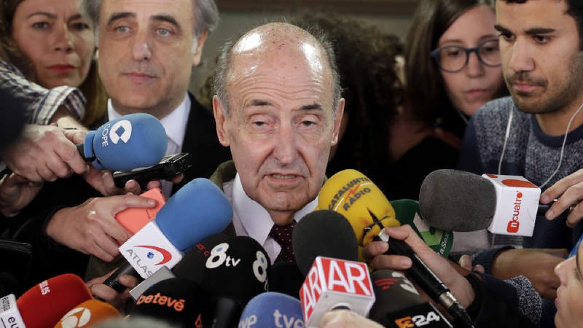 El abogado de la infanta Cristina, Miquel Roca, atiende a los periodistas. ALBERTO ESTÉVEZ