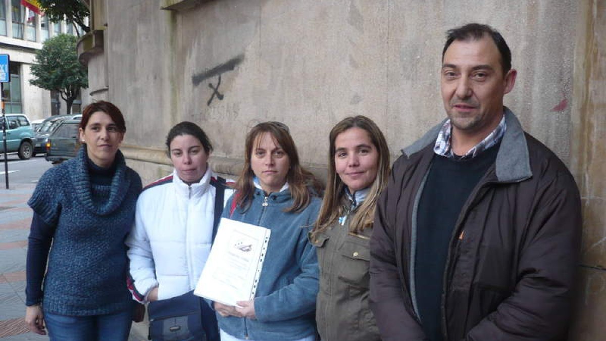 Varios trabajadores de Elmar, junto a Mar Mirantes, primera por la izquierda, ayer, en la sede de UGT en León.