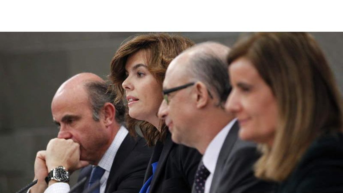 Luis De Guindos, Soraya Sáenz de Santamaría, Cristóbal Montoro y Fátima Báñez tras el Consejo de Ministros.