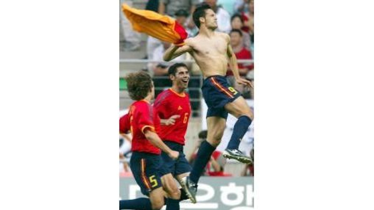 Morientes celebra su primer gol en el Mundial seguido de Hierro y Puyol