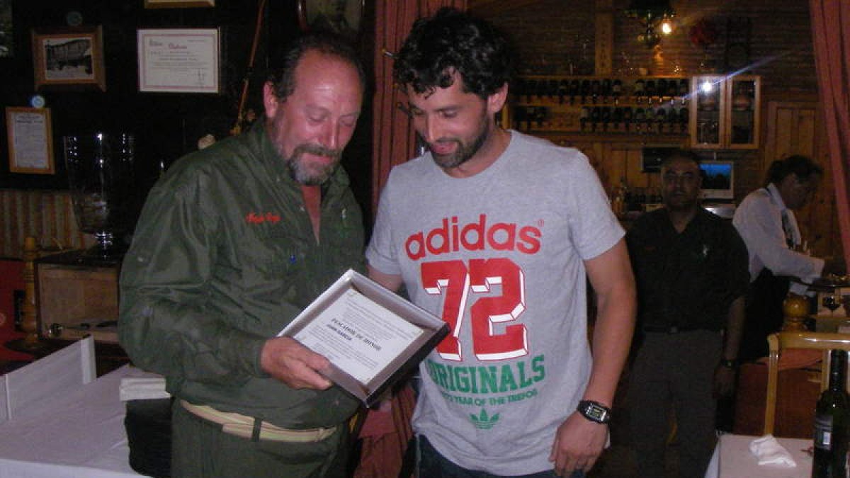 Tomás Gil entrega a Juanín García un diploma por su participación en el Encuentro Internacional.