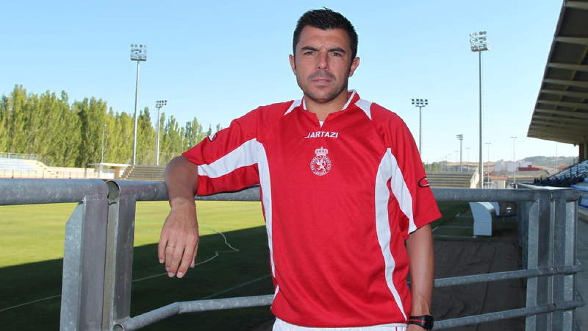 Luis Cembranos dirigió a la Cultural tras vestir de azulgrana como jugador. S. PÉREZ