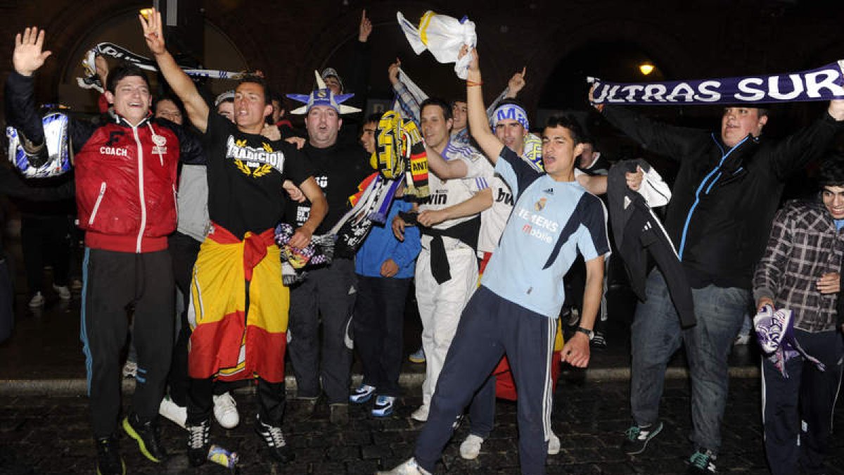 Los aficionados leoneses del Real Madrid celebraron el título de campeón de Liga en la céntrica Plaza de Santo Domingo.