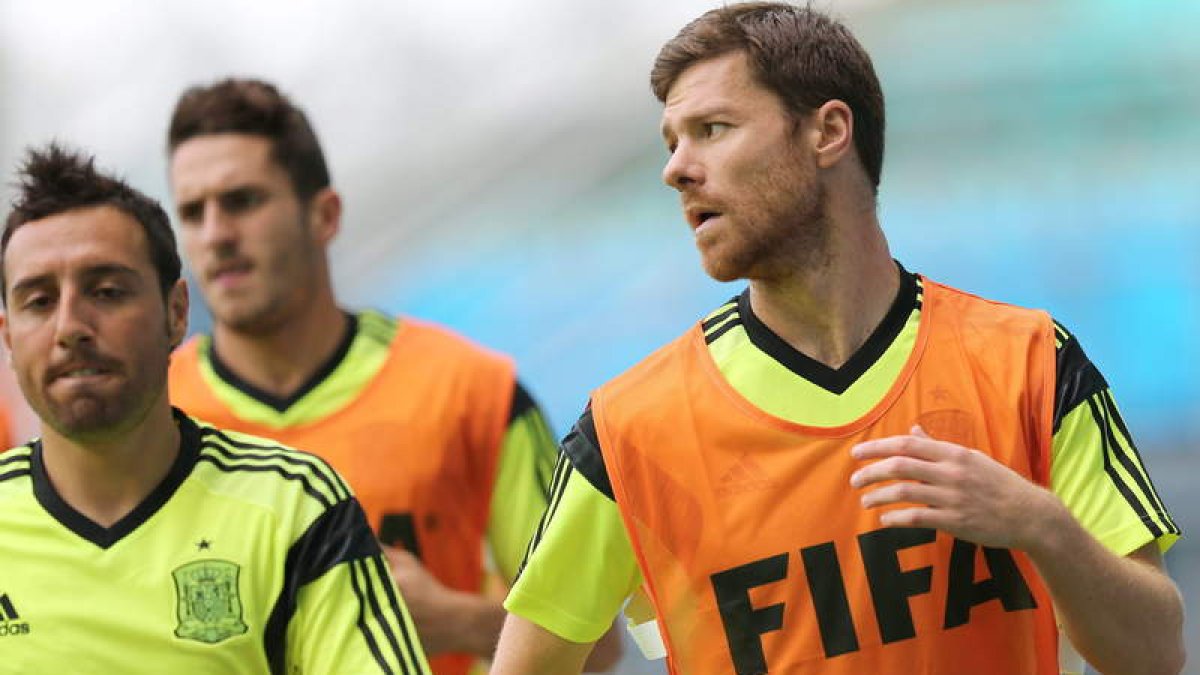 Cazorla, Koke y Xabi Alonso, durante el entrenamiento de España en Curitiba.