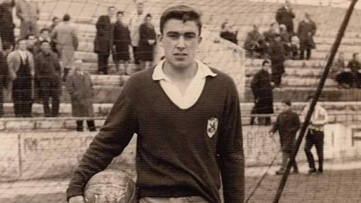 Nicanor Llamazares cuando era portero, arriba, y el día de su homenaje. DL