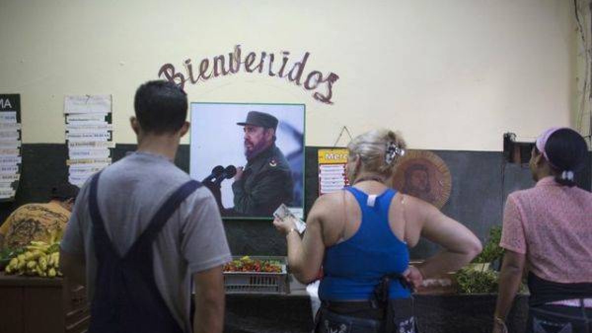 Habitantes de La Habana compran verduras en una tienda, el pasado jueves.