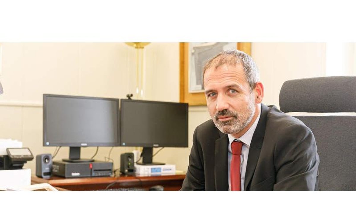 Xavier Flórez, en su despacho del Ministerio de Transportes, Movilidad y Agenda Urbana, en una imagen facilitada por el Mitma. DL