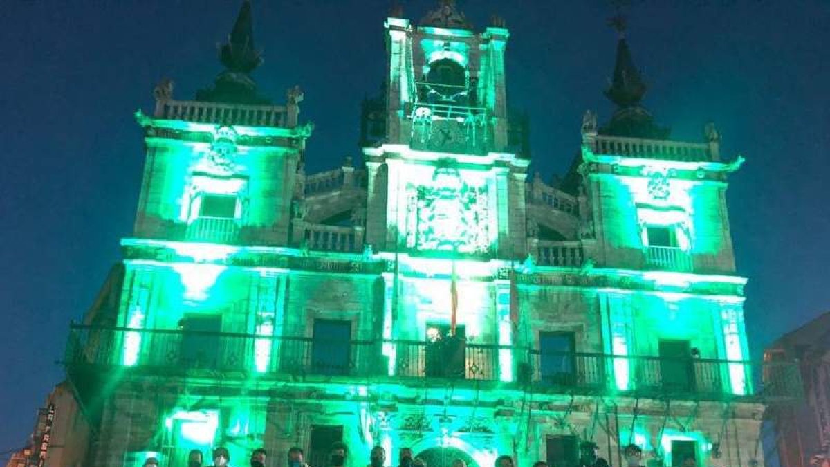 La plantilla maragata posa delante del Ayuntamiento. DL