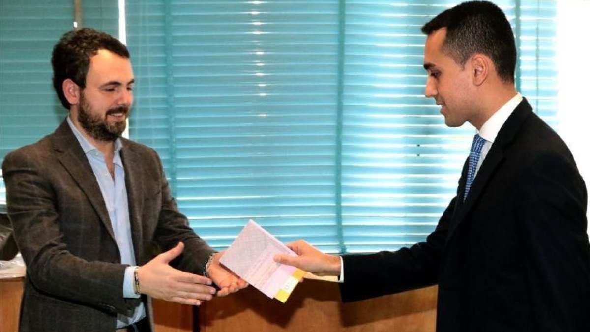 Luigi di Maio entrega su papeleta al presidente de la mesa electoral donde ha votado, en Nápoles.