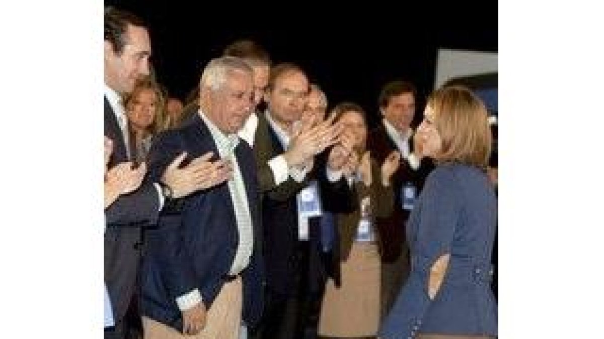 Cospedal es aplaudida por sus compañeros de partido, en Mallorca.