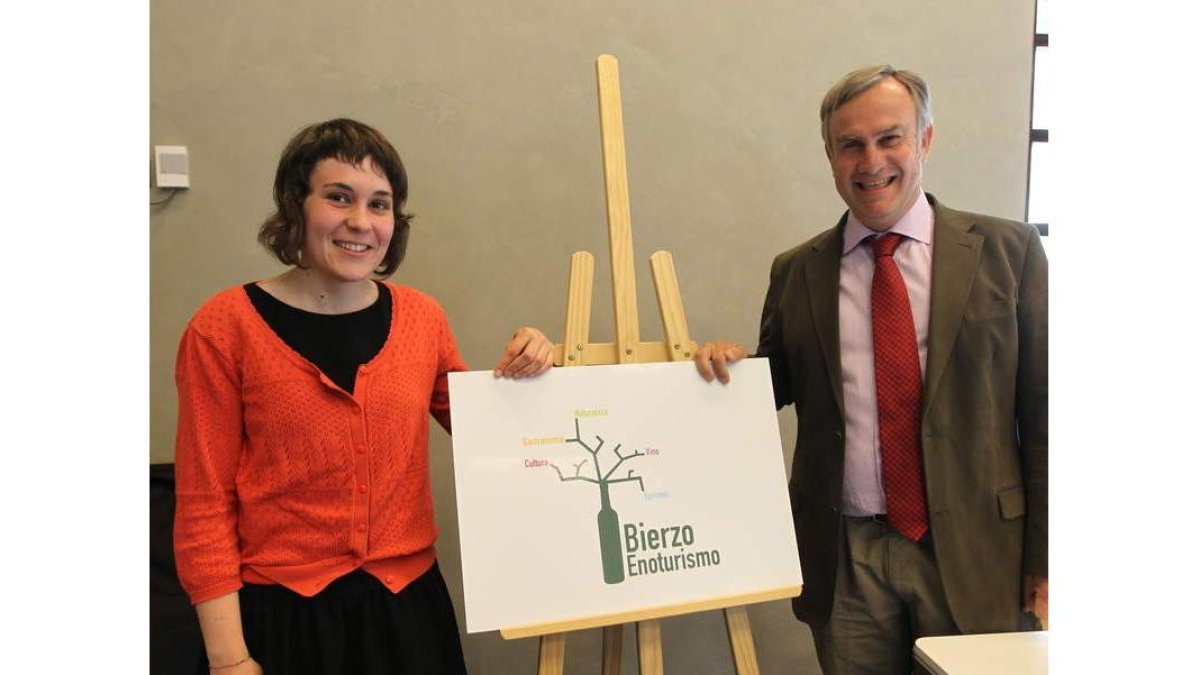 Núria Manzano y Víctor Robla, con el nuevo logo.