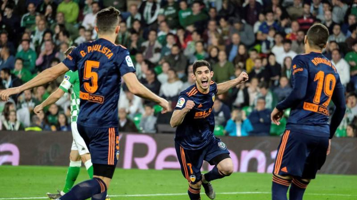 Guedes fue el héroe de los valencianistas al lograr los dos goles de su equipo en Sevilla. PEPO HERRERA
