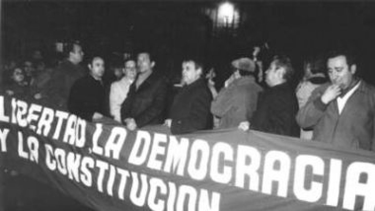 Cabecera de la manifestación que tuvo lugar en León, al día siguiente de la intentona golpista.