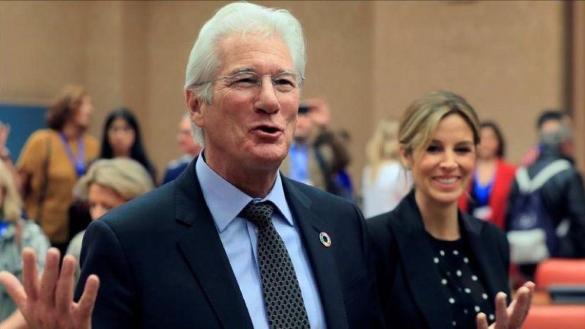 Richard Gere y su mujer, Alejandra Silva, durante su visita al Congreso, el pasado octubre, para asistir a un encuentro parlamentario junto a la Red de Apoyo a la Integracion Sociolaboral de Fundacion Rais con la que ambos colaboran.
