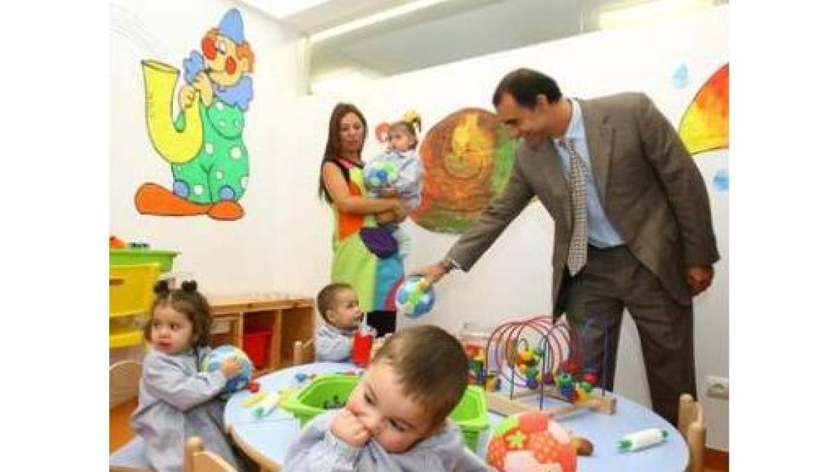 Antón, con los pequeños del centro de infantil.