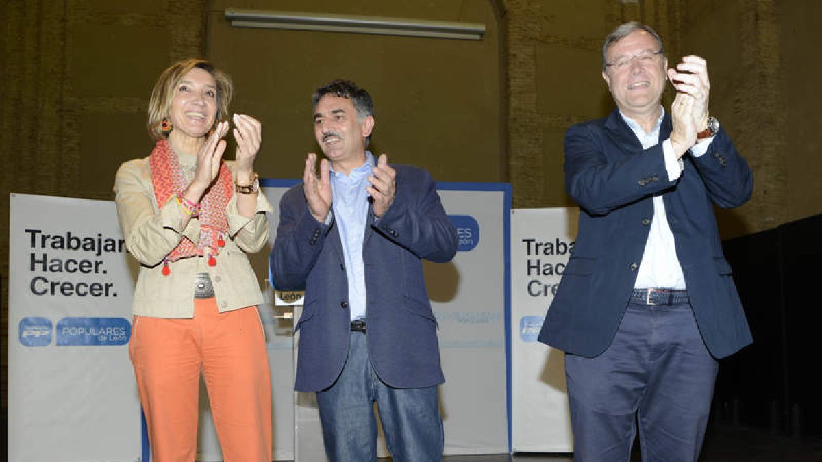 Victoria Seco y Emilio Redondo, durante el mitin de ayer en Sahagún junto a Antonio Silván.