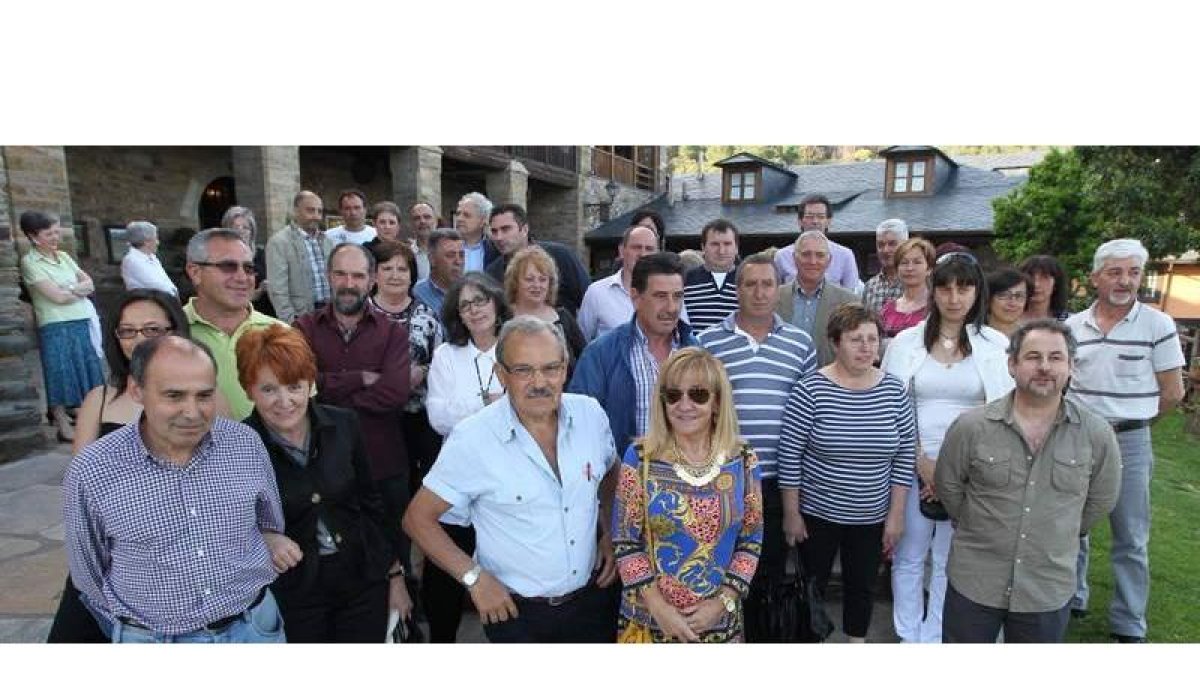 Todos los premiados posaron en el Palacio de Canedo junto a las autoridades, entre ellas la presidenta de la Diputación.