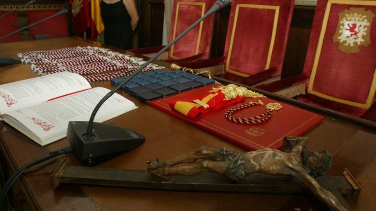 Las medallas de la corporación y las insignias de oro de la ciudad se entregan al principio de cada mandato municipal.
