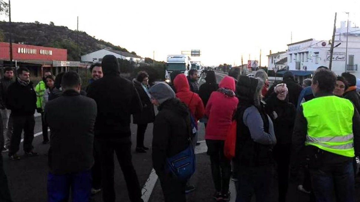 Cortes de tráfico en la N-340, a la altura de Les Cases dAlcanar, este lunes.