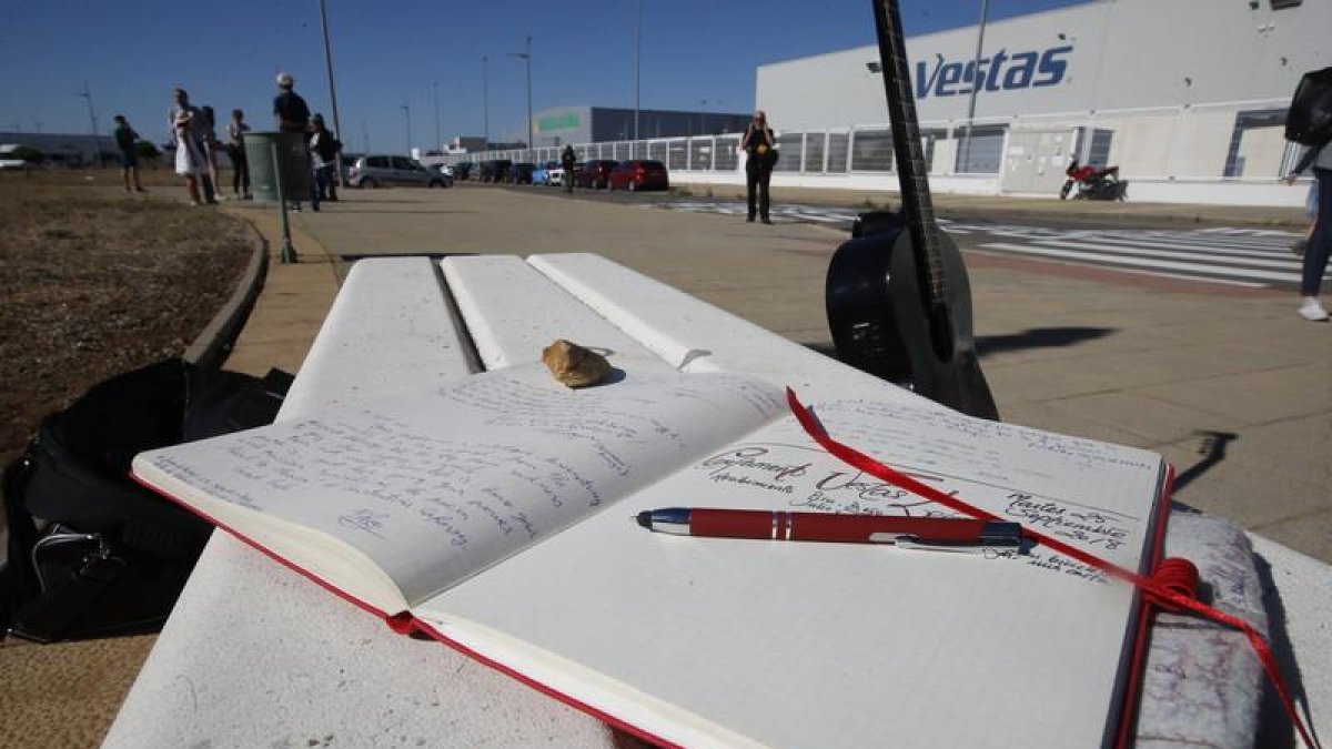 Libro de recogida de firmas en el exterior de la factoría de Vestas en Viladangos del Páramo tras la gesta de Piru, que fue en bici hasta Dinamarca para entregar a la dirección de la multinacional eólica una carta contra el cierre.
