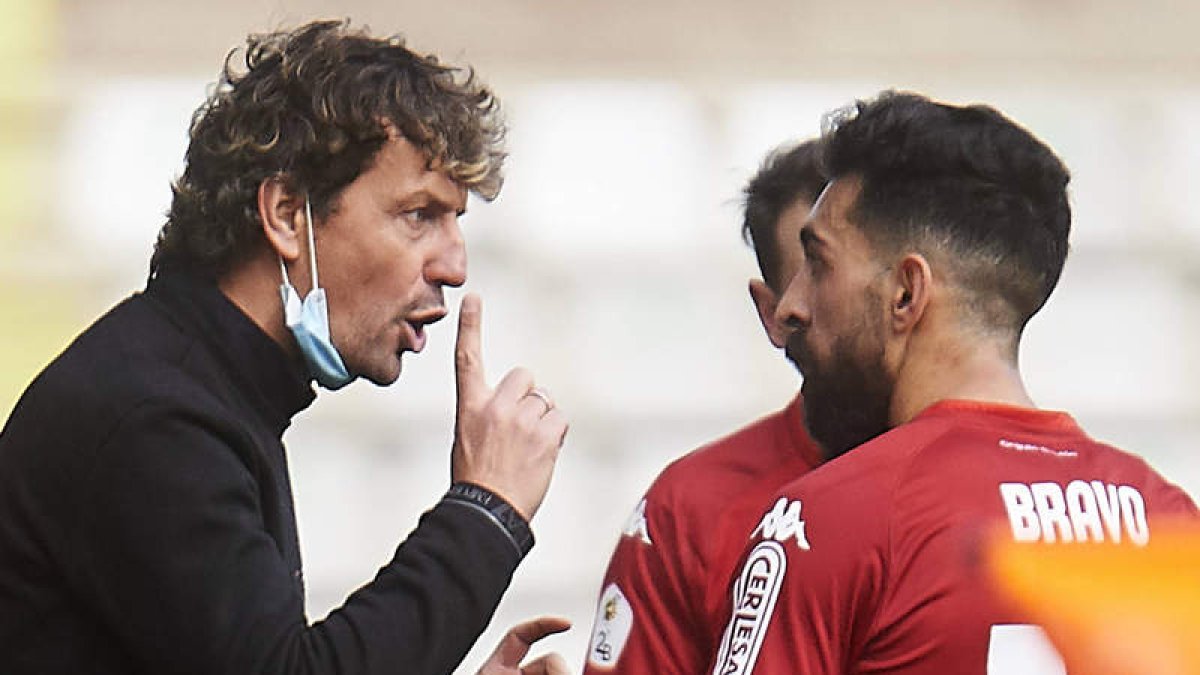 Íñigo Idiakez da instrucciones a Carlos Bravo en El Plantío. BORJA