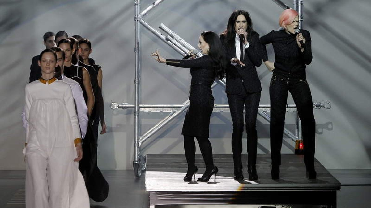 Alaska, Mario Vaquerizo y Bimba Bosé cierran el desfile de David Delfín.