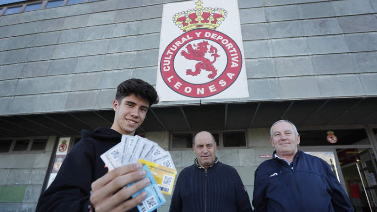 La fiebre culturalista que se vive en la ciudad con su equipo de fútbol sigue sumando número de socios. JESÚS F. SALVADORES