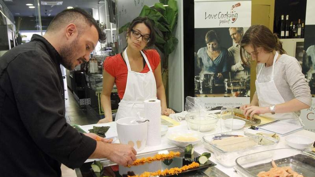 Clases de sushi leonés en Dolcetriz (Comandante Zorita 3, tel 987 79 57 22 y Whatsapp 655 449 775 o www.dolcetriz.com/sushi y suscripciones en el newsletter de la página web. Todas las comunicaciones son digitales). En las clases presenciales en esta coci