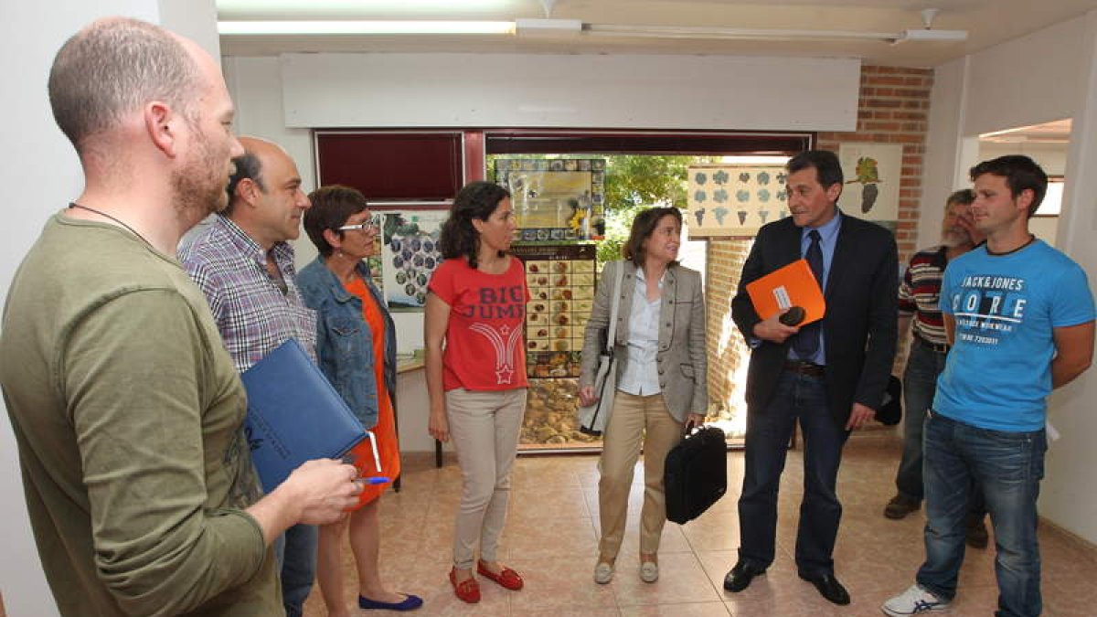 Reyero, con corbata, ayer con los agricultores.