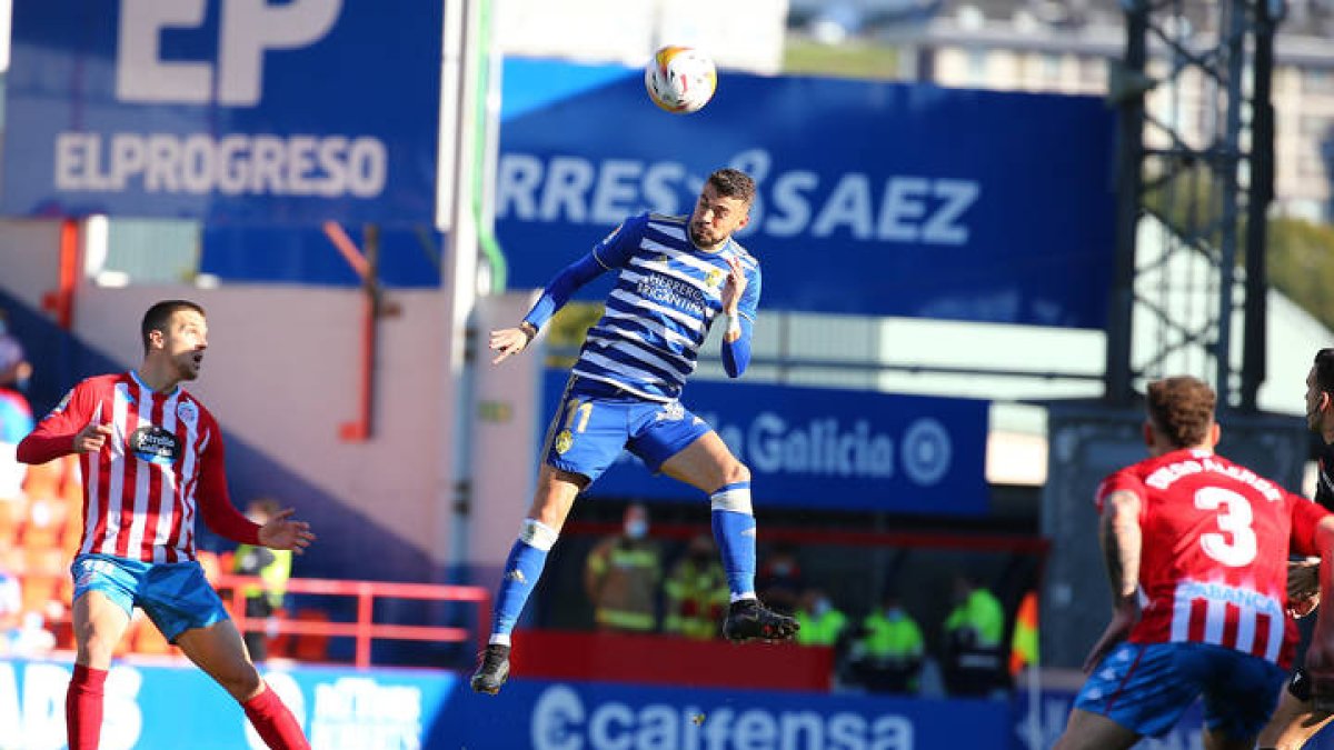 Un momento del partido entre el CD Lugo y LA Deportiva. LUISMA DE LA MATA